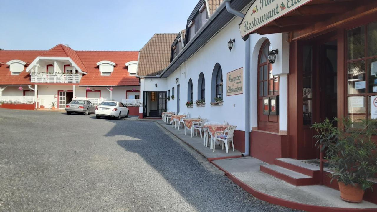 Pannon Panzio Restaurant Hotel Pannonhalma Luaran gambar