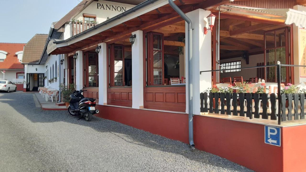 Pannon Panzio Restaurant Hotel Pannonhalma Luaran gambar
