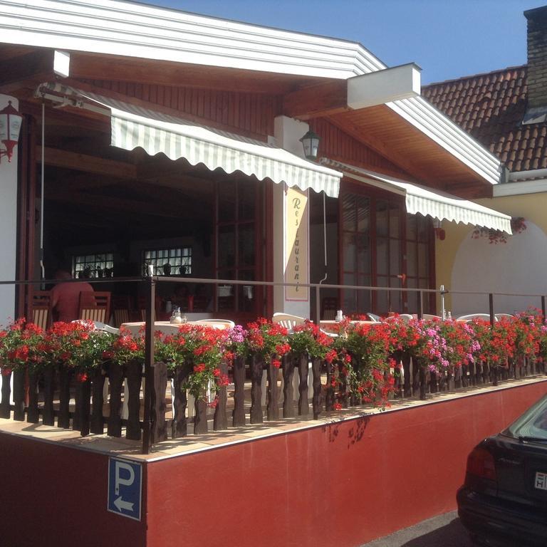 Pannon Panzio Restaurant Hotel Pannonhalma Luaran gambar
