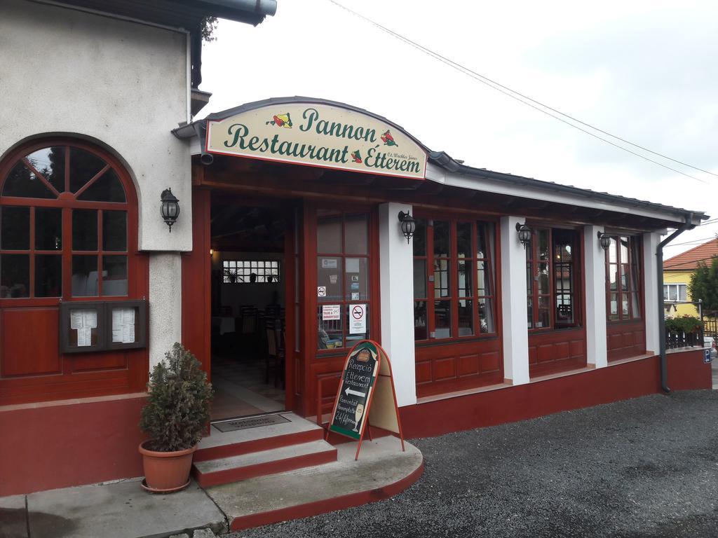 Pannon Panzio Restaurant Hotel Pannonhalma Luaran gambar